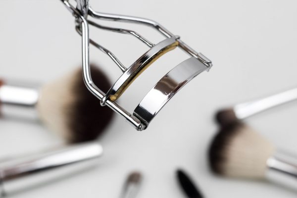 eyelash curler, eyelashes, makeup utensils-1761855.jpg